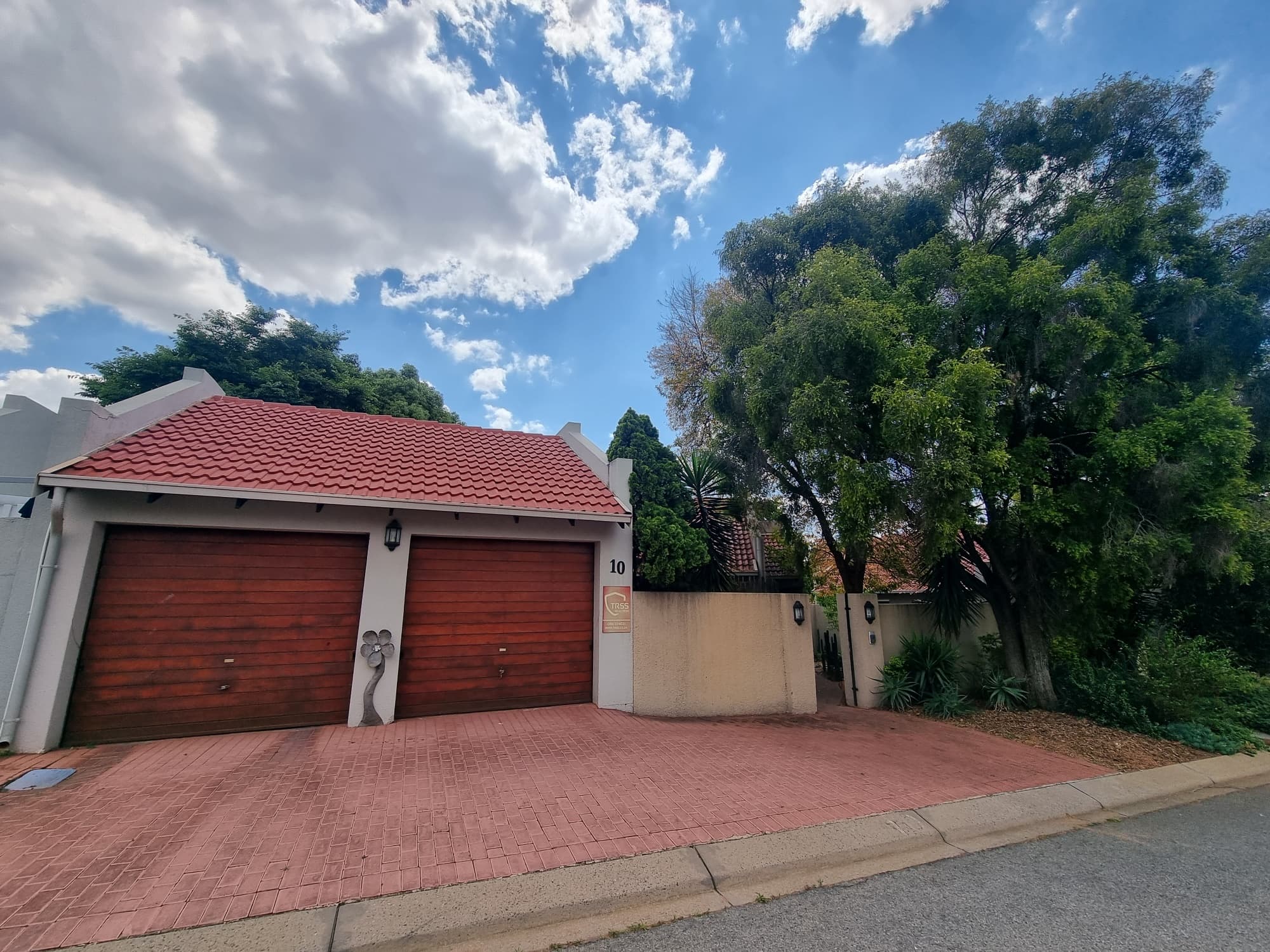 GlenDouglas Complex – Douglasdale – Townhouse - Sakstons source image
